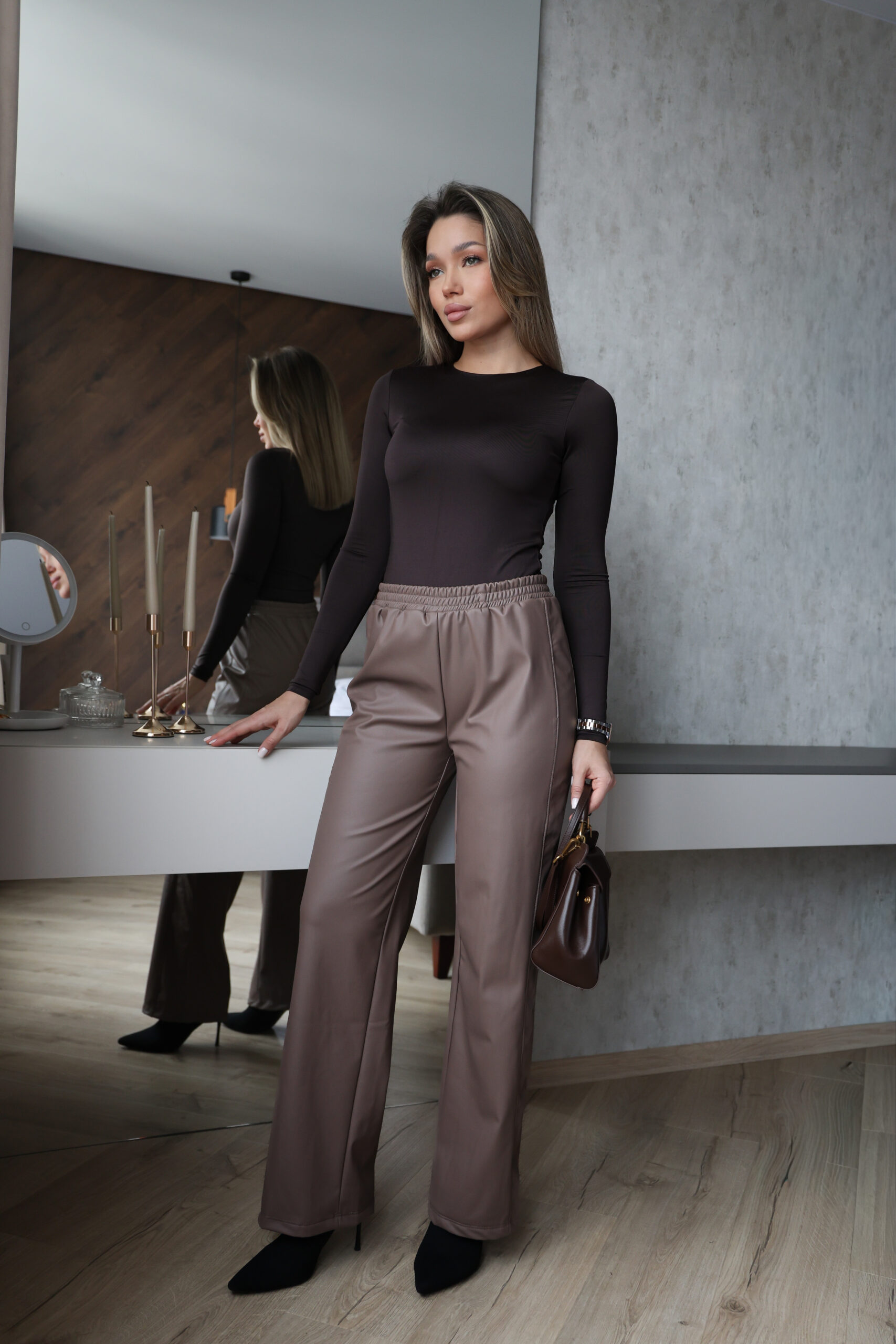 Прямі шкіряні штани на хутрі