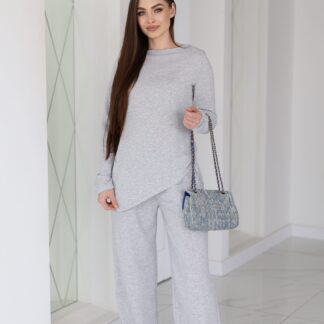 Жіночий костюм з асиметричним лонгслівом